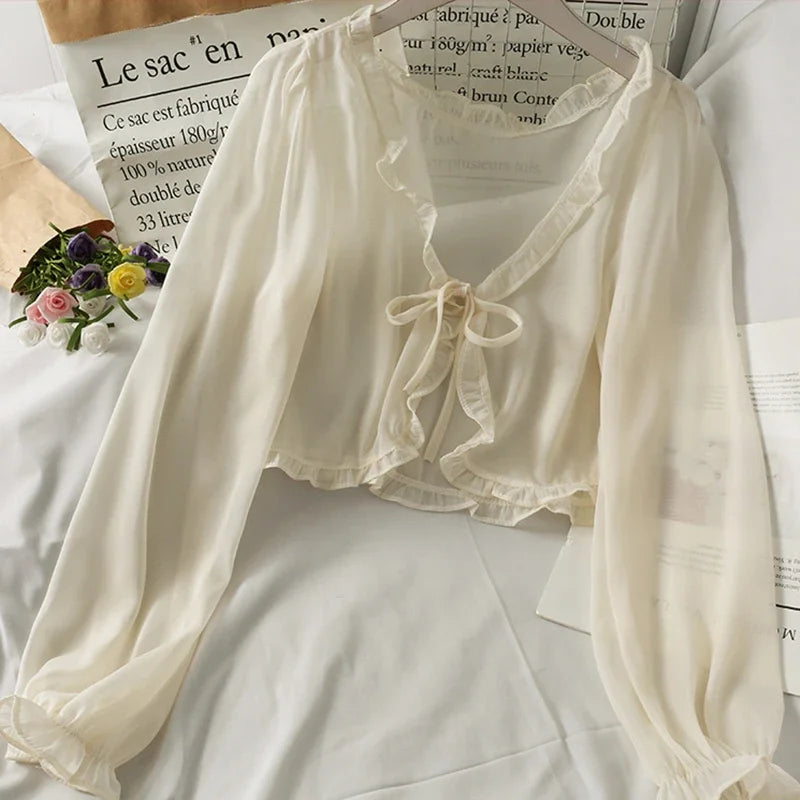 Elegant blus med rosett och spets