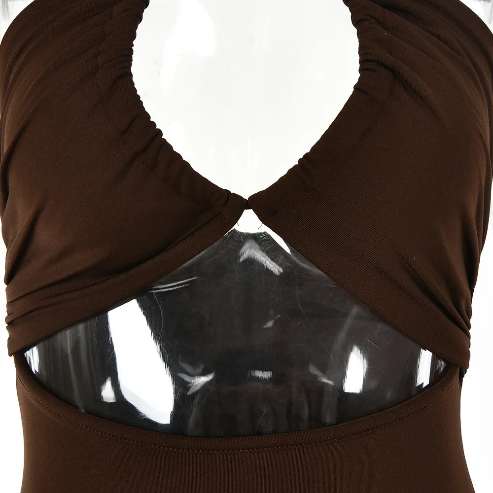 Elegant festklänning med öppen rygg och slimmad passform – dammode