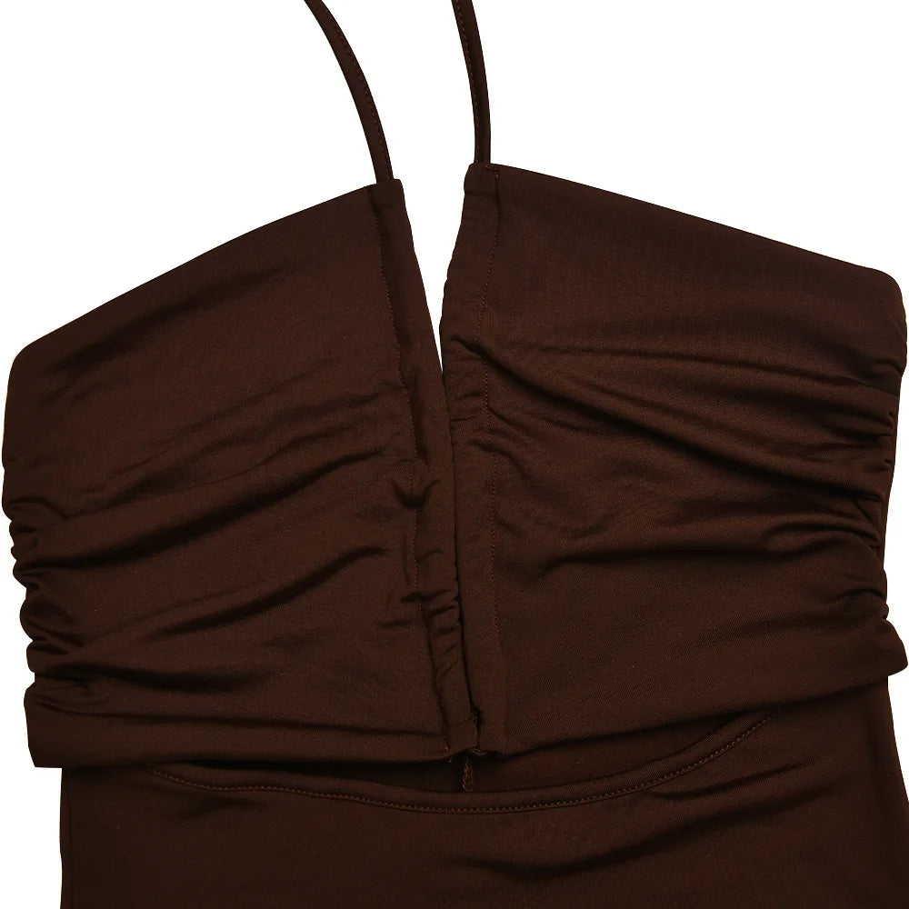 Elegant festklänning med öppen rygg och slimmad passform – dammode