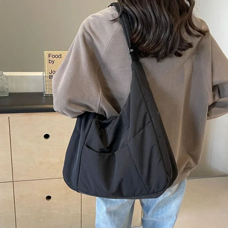 Mjuk axelväska för kvinnor – stor crossbody-väska i Y2K-stil